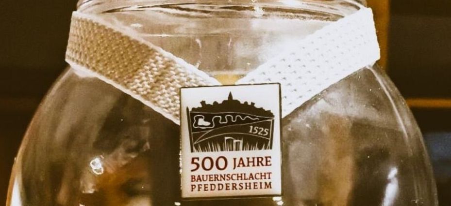 Glühwein beim Adventsfenster der Kulturuinitiative